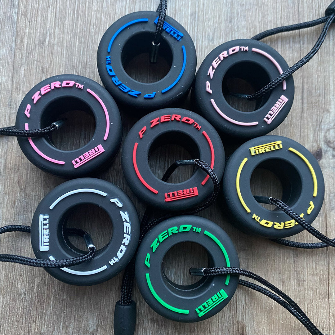 Formel 1 Schlüsselanhänger 7er Set | Gelb | Weiß | Rot | Grün | Blau | Pink | Lila | Pirelli | F1